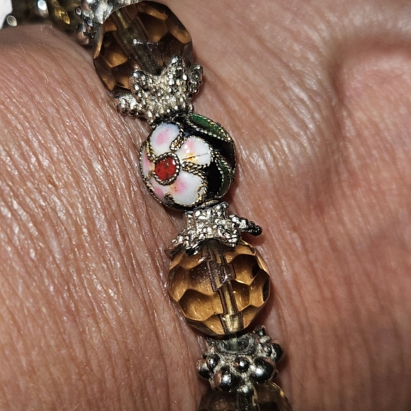 Stretch Bracelet - Beautiful Accented Beautifully.. Gotta look - Picture 4 of 4